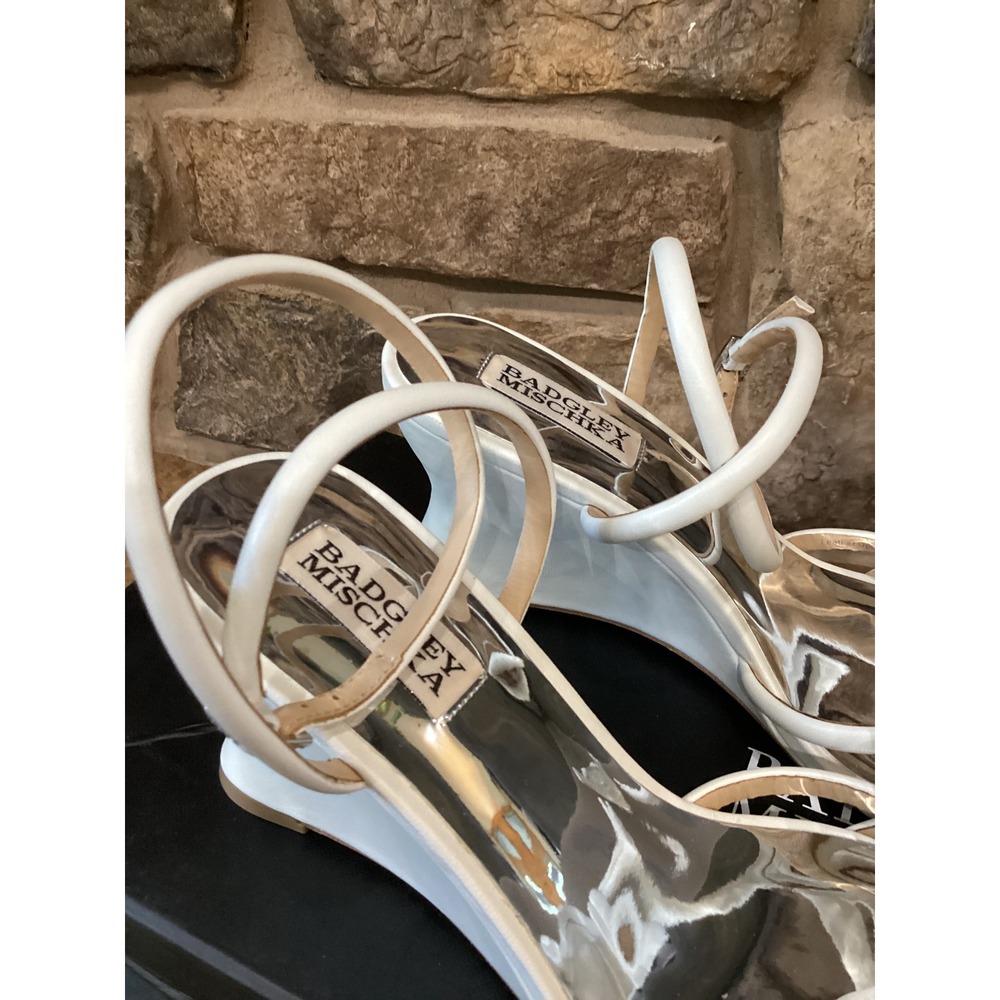 Badgley Mischka Luciana White Leather Wedge Sandal MP7224 Strappy Bow Heel 7 New - Picture 4 of 6